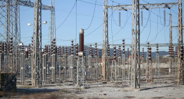 Elektrik santrali elektrik direklerini aktarıyor. Elektrik enerjisi.