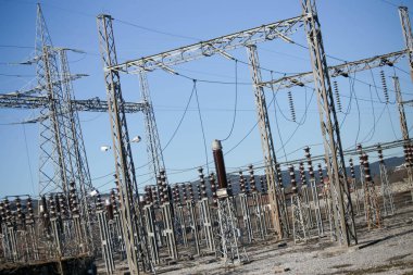 Elektrik santrali elektrik direklerini aktarıyor. Elektrik enerjisi.