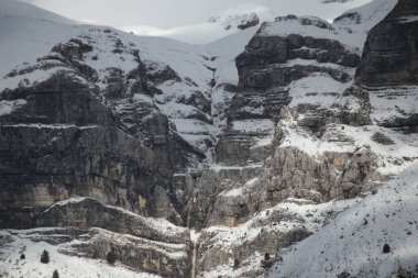 Tzoumerka arta mükemmelliğindeki yüksek kar şelalesi.