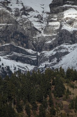 Tzoumerka arta mükemmelliğindeki yüksek kar şelalesi.