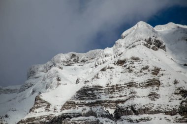 Tzoumerka arta mükemmelliğindeki yüksek kar şelalesi.