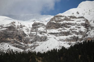 Tzoumerka arta mükemmelliğindeki yüksek kar şelalesi.