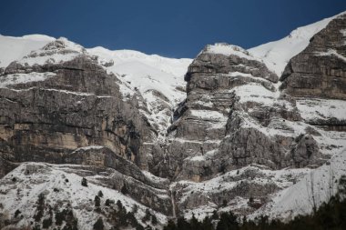 Tzoumerka arta mükemmelliğindeki yüksek kar şelalesi.