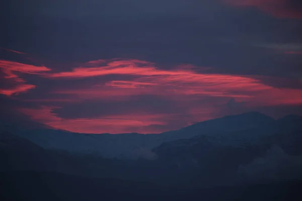 Rosa Rojo Nubes Salida Del Sol Montaña Mitsikeli Invierno Moring — Foto de Stock