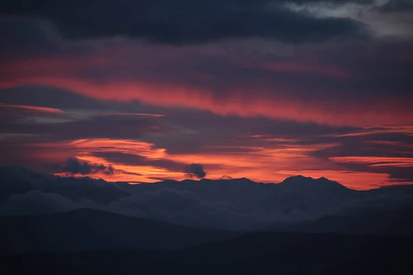 Rosa Rojo Nubes Salida Del Sol Montaña Mitsikeli Invierno Moring — Foto de Stock