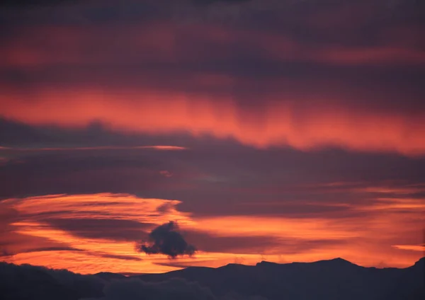 Rose Rouge Nuages Lever Soleil Montagne Mitsikeli Hiver Matin Ioannina — Photo