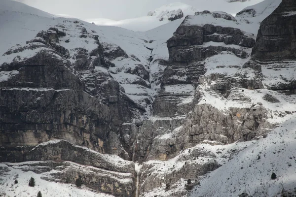 Tzoumerka arta mükemmelliğindeki yüksek kar şelalesi.