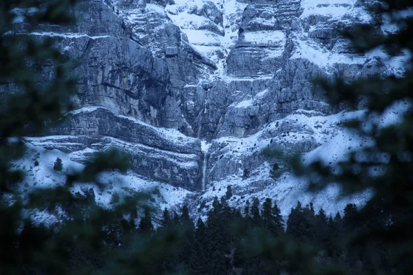 マウンテンハイトップ雪の冬の滝ですツメルカ アルタの香水ギリシャ — ストック写真