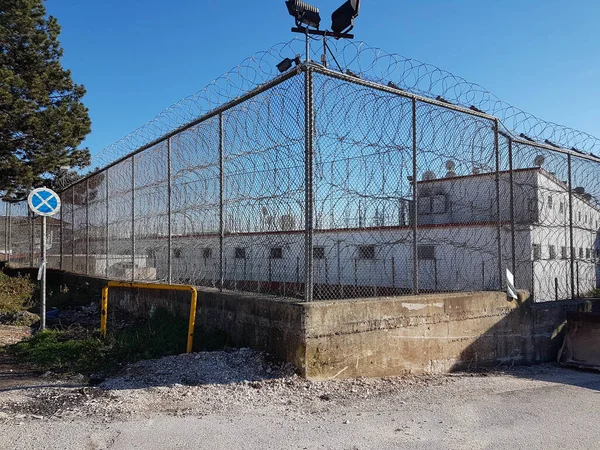 Gail Więzienia Zewnątrz Druty Kolczaste Bezpieczeństwo Okna Joannina Greece — Zdjęcie stockowe