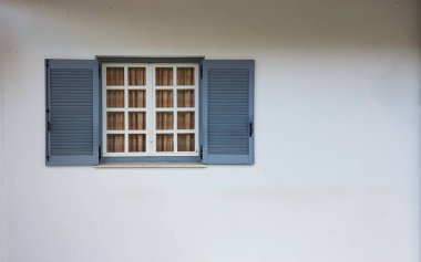 Beyaz duvarda izole edilmiş beyaz pencere mavisi arkaplan için açık yaprak kareleri 