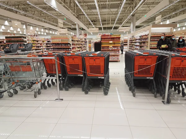 Supermarché Intérieur Des Produits Carring Produits Alimentaires Sur Chariot — Photo