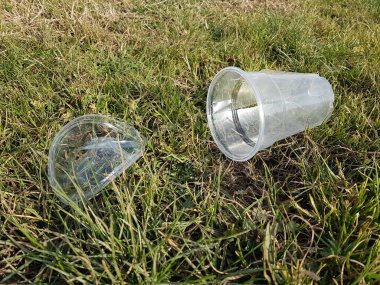 Bardaklar yol kenarına atılmış plastik çöpler.