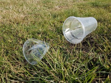 Bardaklar yol kenarına atılmış plastik çöpler.