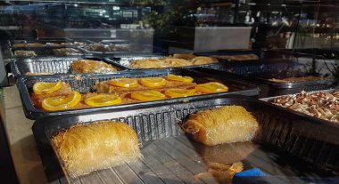 Portakal kabuklu şuruplu Yunan pastası tatlısı