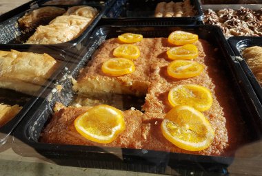 Portakal kabuklu şuruplu Yunan pastası tatlısı