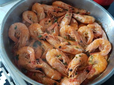 Tavadaki karides kızarmış deniz ürünüdür.