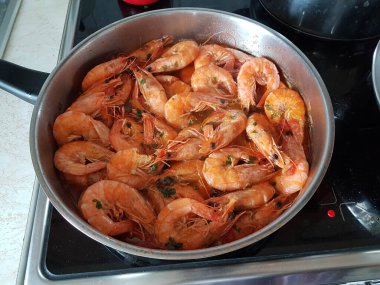 Tavadaki karides kızarmış deniz ürünüdür.