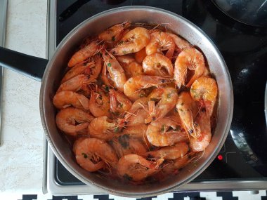 Tavadaki karides kızarmış deniz ürünüdür.