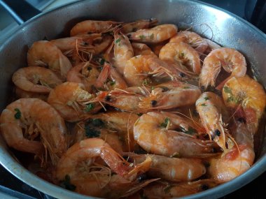 Tavadaki karides kızarmış deniz ürünüdür.