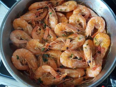 Tavadaki karides kızarmış deniz ürünüdür.