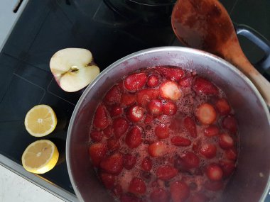 Çilek reçeli hazırlama limon şekeri elması
