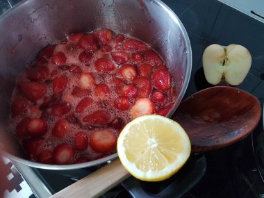 Çilek reçeli hazırlama limon şekeri elması