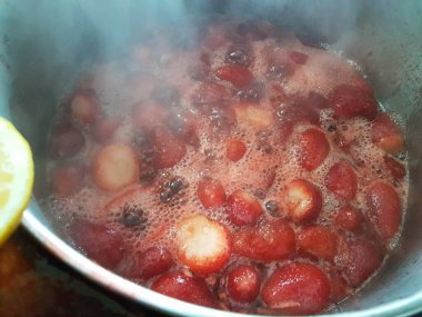 Çilek reçeli hazırlama limon şekeri elması