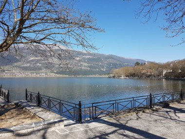Kış mevsiminde ioannina şehri ve Yunanistan 'da güneşli bir gün.