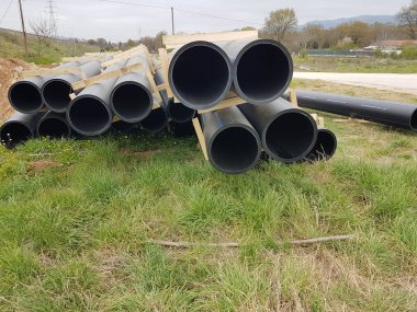 Plastik drenaj boruları şehrin yakınındaki yolda birbirine bağlanıyor.