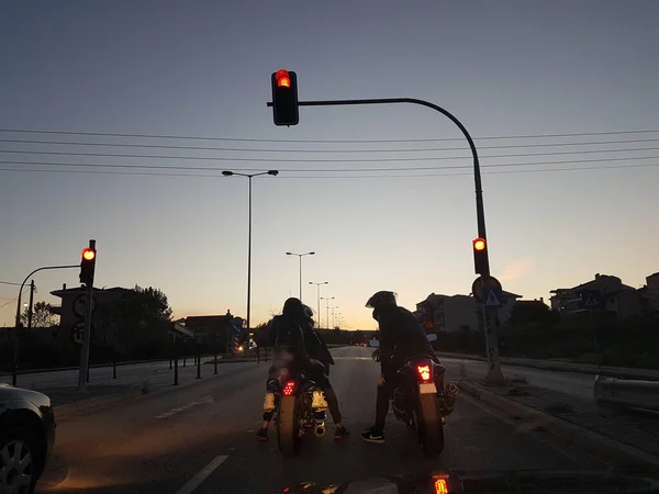 Rides Red Traffic Light Night Traveling — Stock Photo, Image