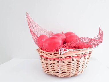 Paskalya arka planında kırmızı yumurtalar izole edilmiş.