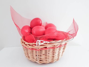 Paskalya arka planında kırmızı yumurtalar izole edilmiş.