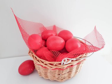 Paskalya arka planında kırmızı yumurtalar izole edilmiş.