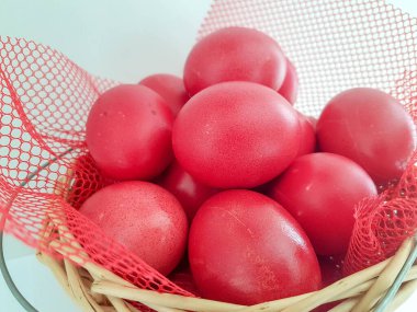 Paskalya arka planında kırmızı yumurtalar izole edilmiş.