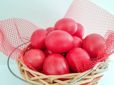 Paskalya arka planında kırmızı yumurtalar izole edilmiş.