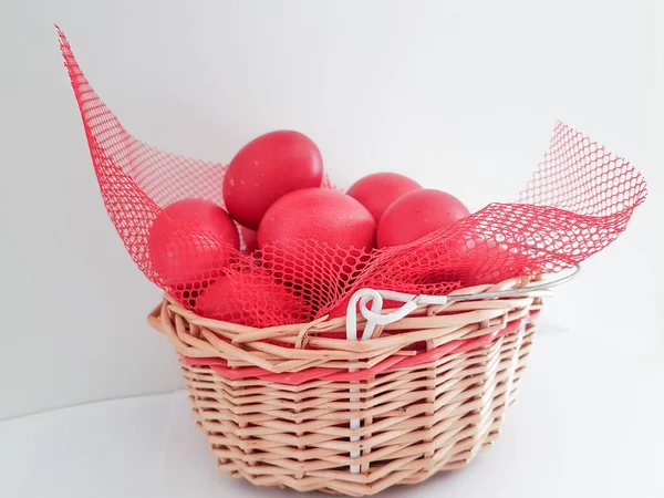 Huevos Rojos Fondo Pascua Cesta Aislado — Foto de Stock