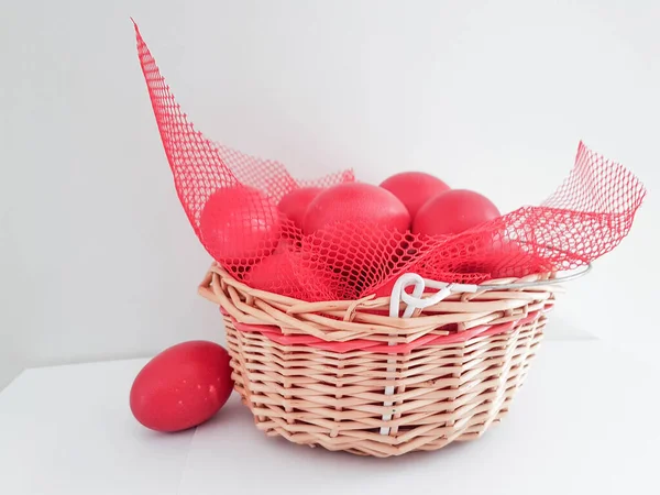 Jaja Czerwone Koszyku Wielkanoc Tle Izolowane — Zdjęcie stockowe