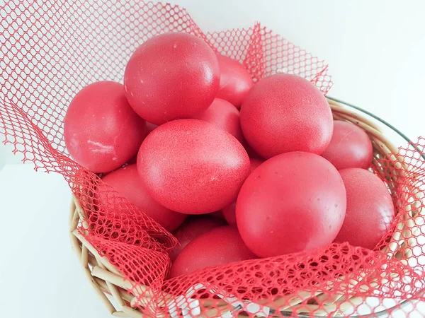 Яйця Червоні Кошику Великодній Фон Ізольовані — стокове фото