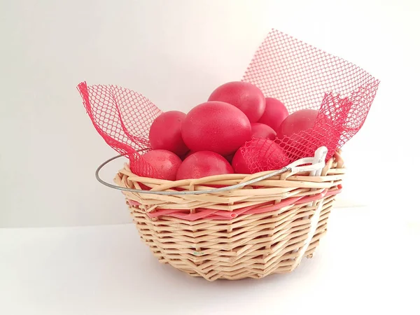 Яйца Красный Корзине Пасхального Фона Изолированы — стоковое фото