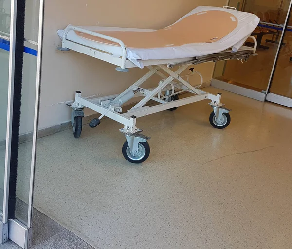 Hastanenin Kapısında Hastalar Için Sedye — Stok fotoğraf