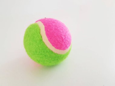 Tenis topu pembe yeşil arka plan için izole