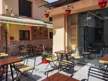 Preveza şehrinin ara sokaklarında restoran renkleri, şehir saatine yakın, epirüs Yunanistan