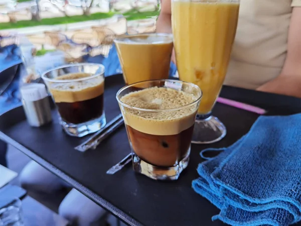 Kaffe Och Juice Servitörens Bricka Sommaren Utomhus Café Restaurang — Stockfoto