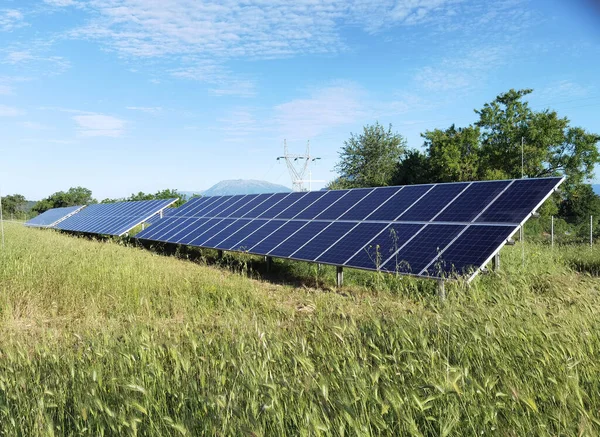 Güneş Panelleri Çimen Gökyüzü Elektrik Enerji Arkaplanını Bulutlandırır — Stok fotoğraf