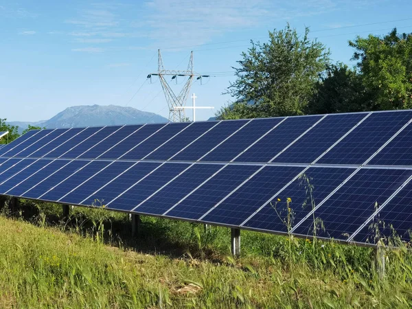 Güneş Panelleri Çimen Gökyüzü Elektrik Enerji Arkaplanını Bulutlandırır — Stok fotoğraf