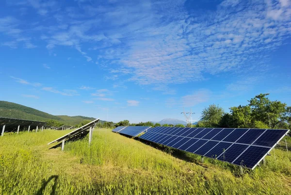 Güneş Panelleri Çimen Gökyüzü Elektrik Enerji Arkaplanını Bulutlandırır — Stok fotoğraf