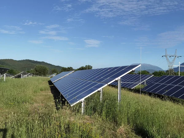 Güneş Panelleri Çimen Gökyüzü Elektrik Enerji Arkaplanını Bulutlandırır — Stok fotoğraf