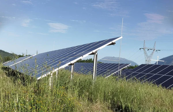 Güneş Panelleri Çimen Gökyüzü Elektrik Enerji Arkaplanını Bulutlandırır — Stok fotoğraf