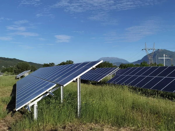 Güneş Panelleri Çimen Gökyüzü Elektrik Enerji Arkaplanını Bulutlandırır — Stok fotoğraf