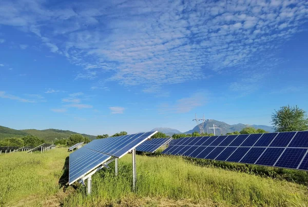 Güneş Panelleri Çimen Gökyüzü Elektrik Enerji Arkaplanını Bulutlandırır — Stok fotoğraf